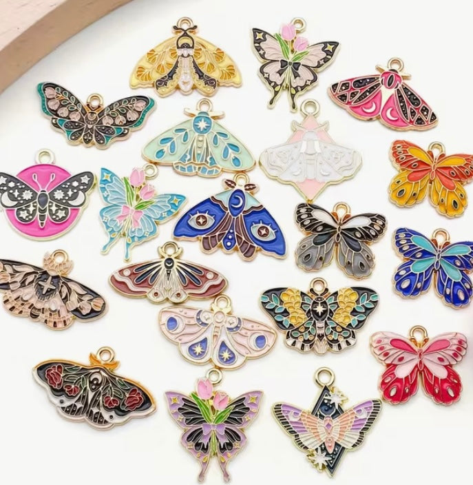 Death moth charm prize bath bomb - Charming Cheshire, Apples, Cardamom, Warm Caramel, Cedarwood