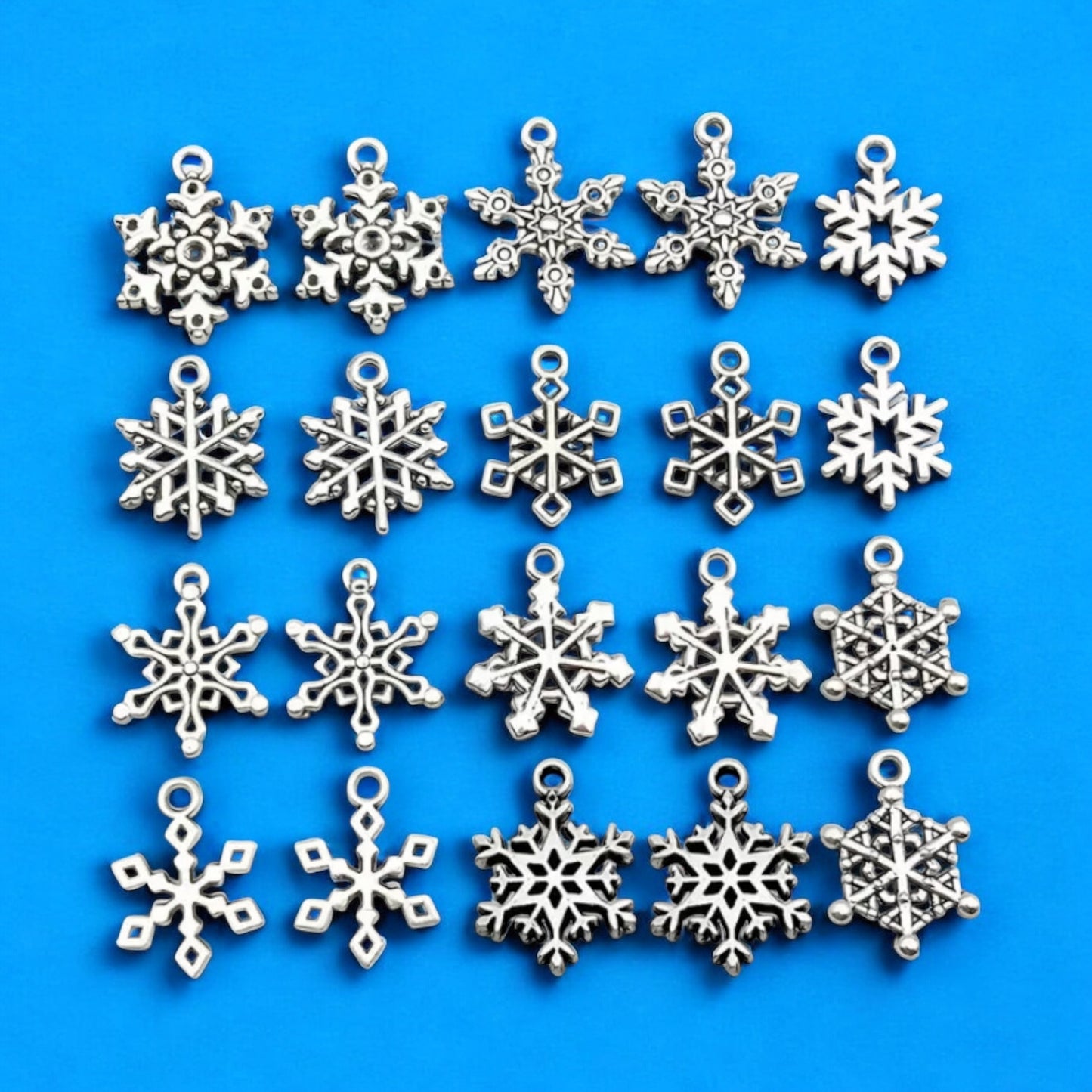 Beatrice snowflake charm prize bath bomb - Charming Cheshire, apple, plum, winterberry, winter air, jasmine petals, Evergreen, vanilla, musk