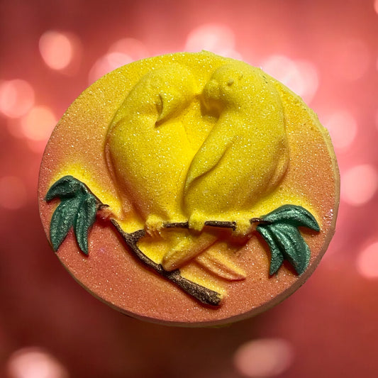 The love birds bath bomb - Charming Cheshire, melon, pear, sparkling wine, freesia, patchouli, musk