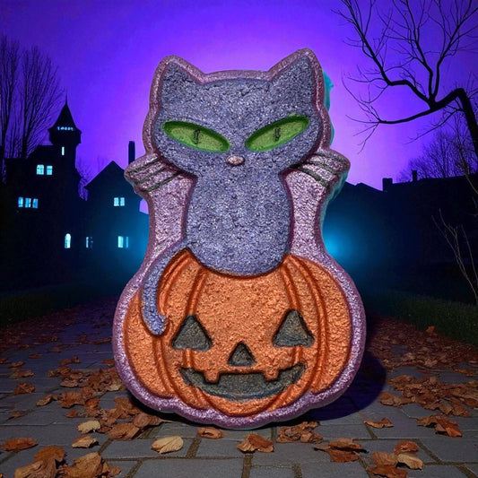 Glowering kitty ghost charm prize bath bomb - Charming Cheshire, sour patch kids
