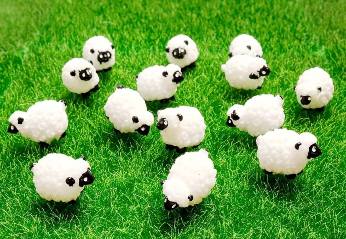 Chonky sheep charm prize bath bomb - Charming Cheshire, sea spray, citrus, beach blossoms, sea grass, driftwood