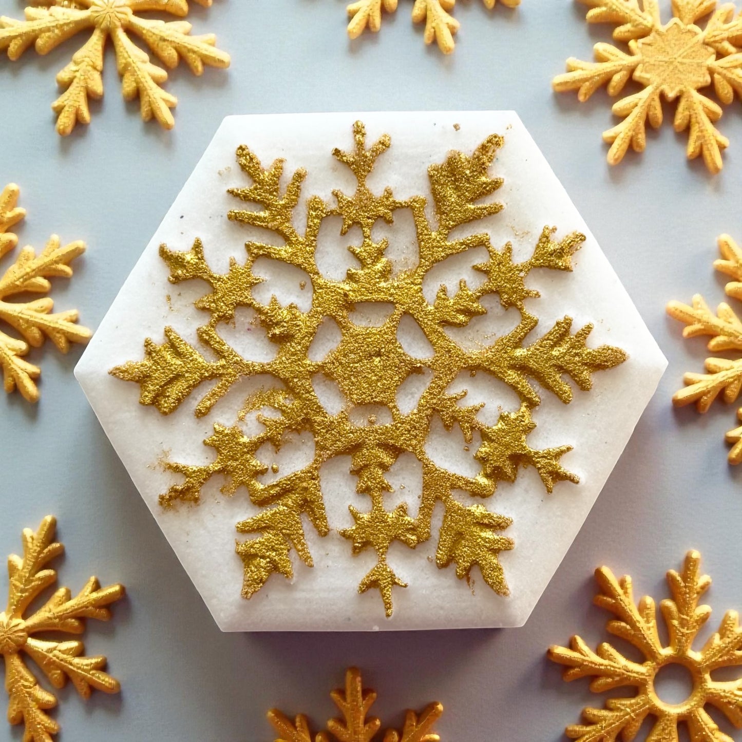 Beatrice snowflake charm prize bath bomb - Charming Cheshire, apple, plum, winterberry, winter air, jasmine petals, Evergreen, vanilla, musk